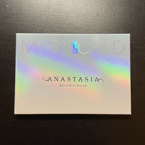Moonchild Highlighter palette